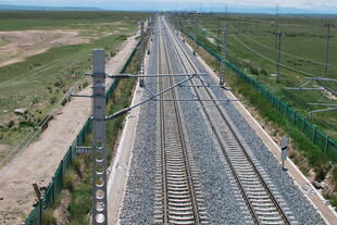 俯瞰延伸的铁路轨道