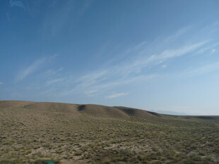 广袤荒原上的晴朗天空
