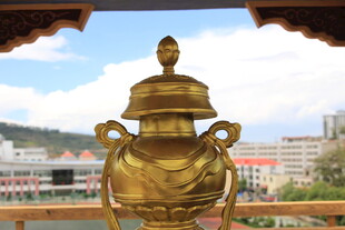 金色宝瓶置于户外景观