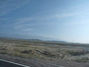 公路边的开阔荒野景象