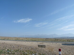 空旷荒野中的路标