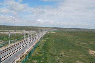 草原上的壮观铁路景象