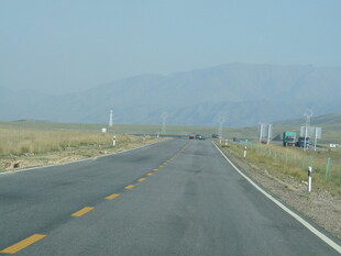 空旷公路延伸向远方