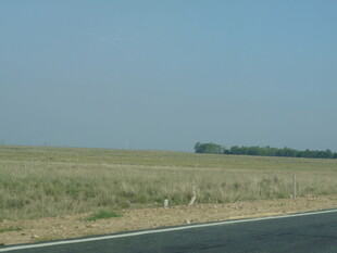 公路旁的开阔田野风光