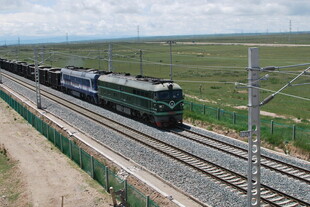 草原上行驶的火车