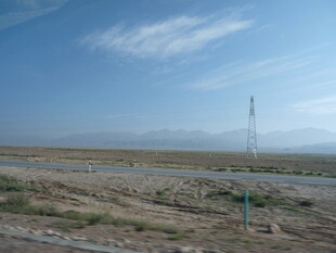 旷野中的输电塔