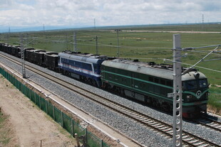 草原上行驶的货运列车