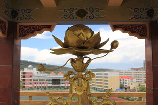 寺庙前的精美莲花形金雕塑