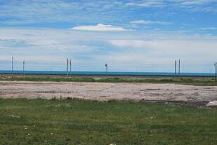 草原上的输电线路景观