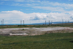 草原上的输电线路景观