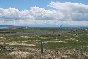 草原旷野中的电力设施