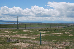 草原旷野中的围栏与远景