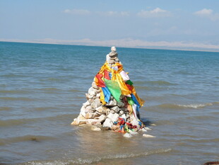 海边祈福石堆 色彩经幡飘扬