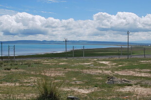 草原上的电线与远方湖泊