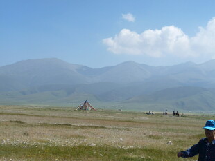 草原上的休闲骑马场景
