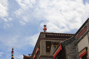 藏式建筑屋顶 蓝天白云相伴