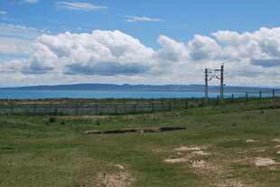草原风光 远方云海与电杆