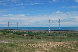 田野边的电线杆与辽阔海景