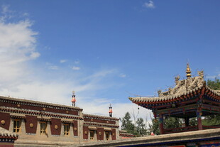 古式建筑 蓝天白云下的美景