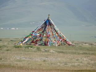 草原上的多彩经幡阵