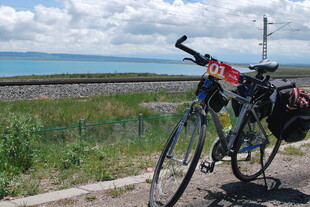 公路旁停放的旅行自行车