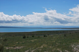 广阔草原边的蔚蓝湖泊