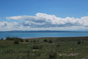 草原湖畔蓝天美景