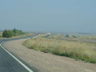 蜿蜒公路旁的开阔原野