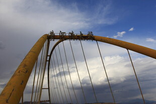 黄色拱桥横跨天际