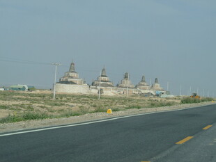 公路旁的独特建筑景观