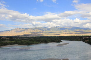 壮丽山河间的蜿蜒河流