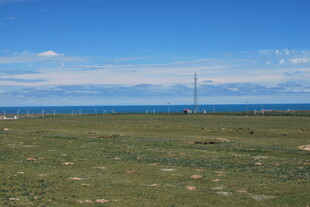 草原与海洋相接的开阔风景