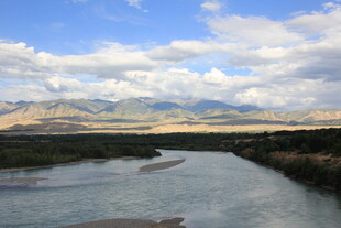 河畔风光 远山蓝天白云