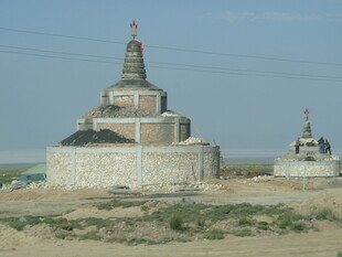 沙漠中的古老佛塔建筑