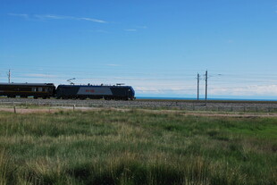 草原上行驶的火车