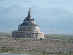 草原上的古老佛塔