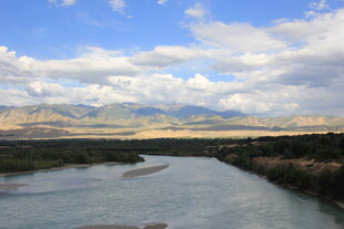 蜿蜒河流与远处山峦美景
