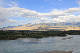 河畔风光 远山蓝天白云