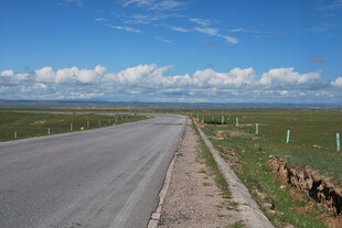 草原公路延伸向远方