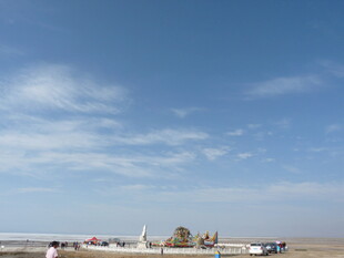 机场停机坪与晴朗天空