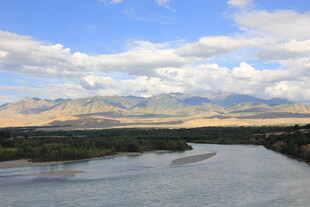 壮丽山河间的蜿蜒河流