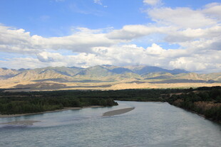 蜿蜒河流与远处山峦美景