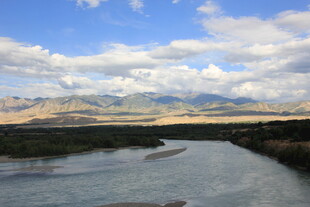 蜿蜒河流与远处山峦美景