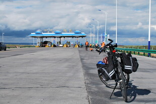 海边公路骑行的自行车