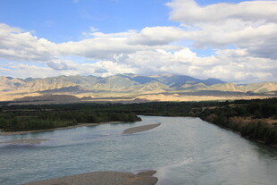 壮丽山河间的蜿蜒河流