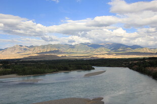 壮丽山河间的蜿蜒河流