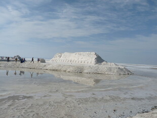 梦幻盐湖景观 游人漫步
