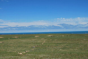 草原上的广阔蓝天与远山