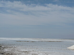 广阔盐湖景观
