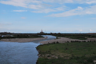 河畔风光 远处建筑与蓝天